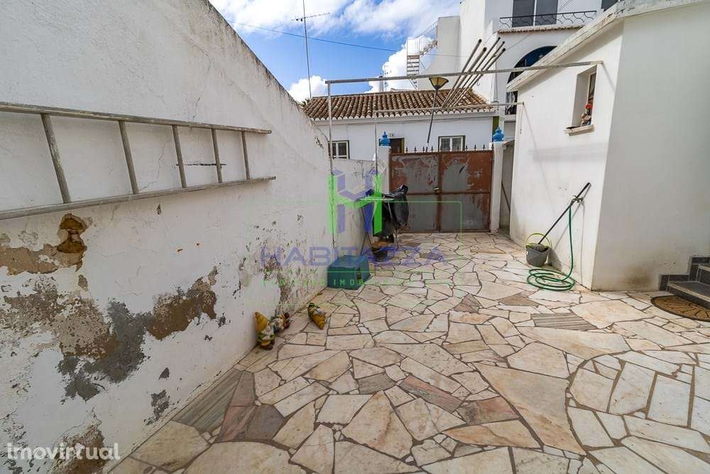Moradia T2, com anexos e bom quintal, no coração da Praia da Luz - Grande imagem: 3/37