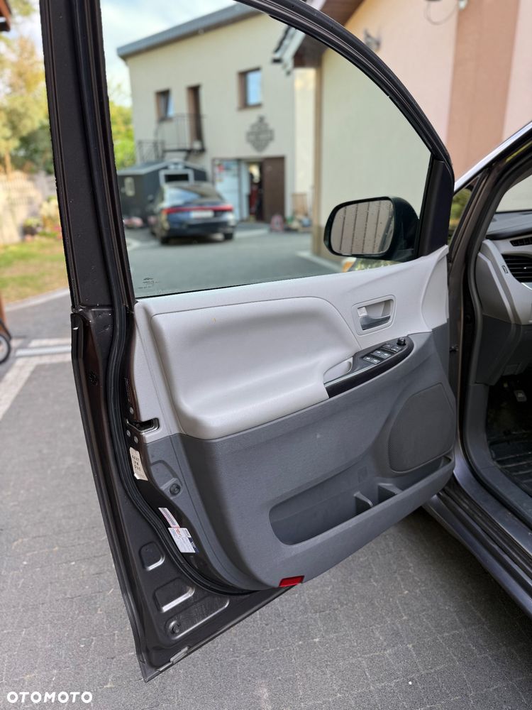 Toyota Sienna 3.5 V6 - 17