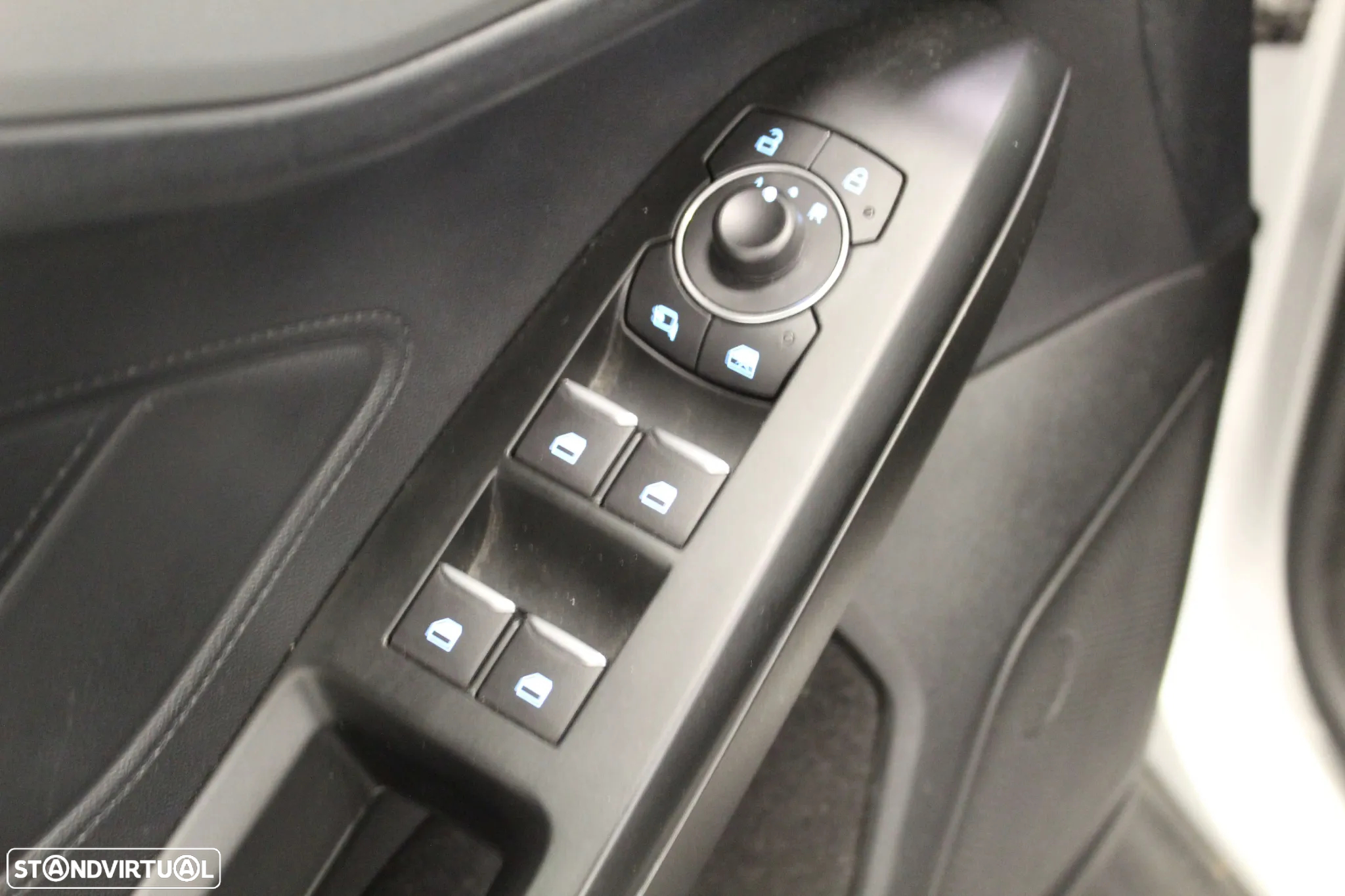 Ford Focus 1.0 EcoBoost MHEV Connected Design - 17