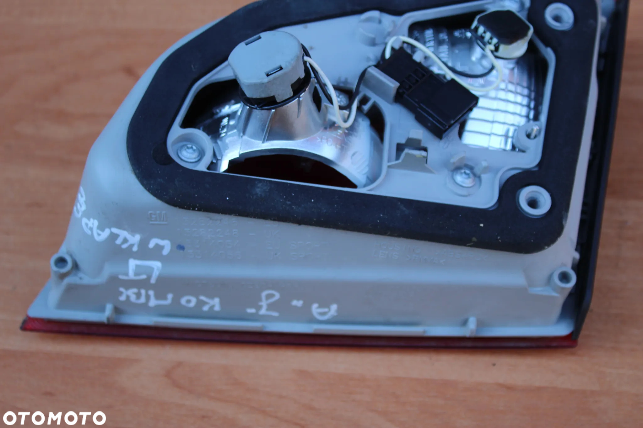 LAMPA LEWY TYŁ W KLAPĘ OPEL ASTRA J KOMBI EUROPA 13282246 JASNA - 6