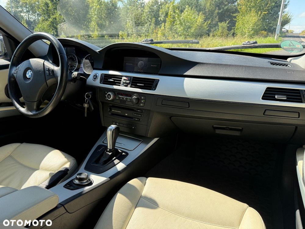 BMW Seria 3 325i Touring - 30