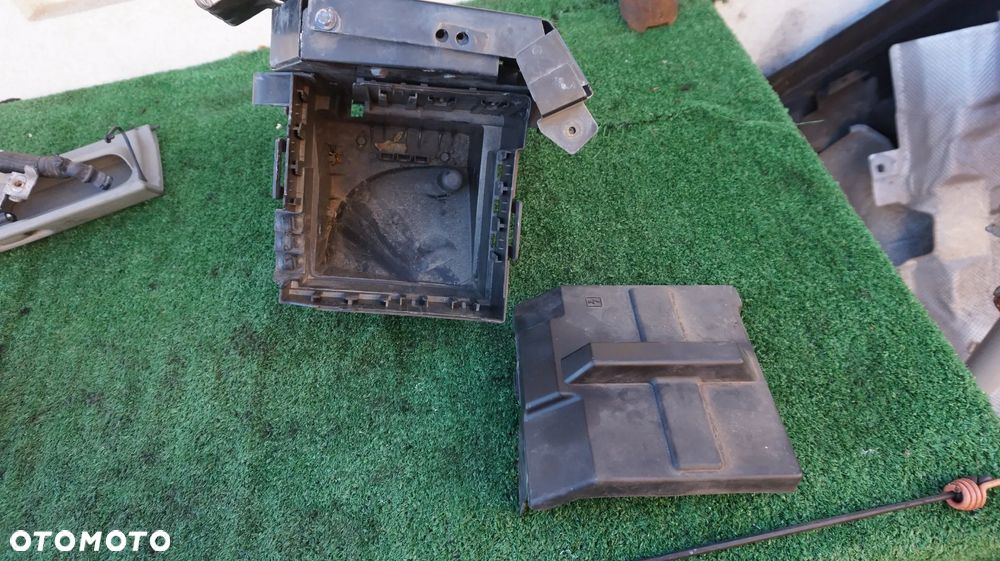 Renault Trafic II Opel Vivaro Nissan Primastar 2.0 DCI M9R obudowa skrzynki bezpiecznikow