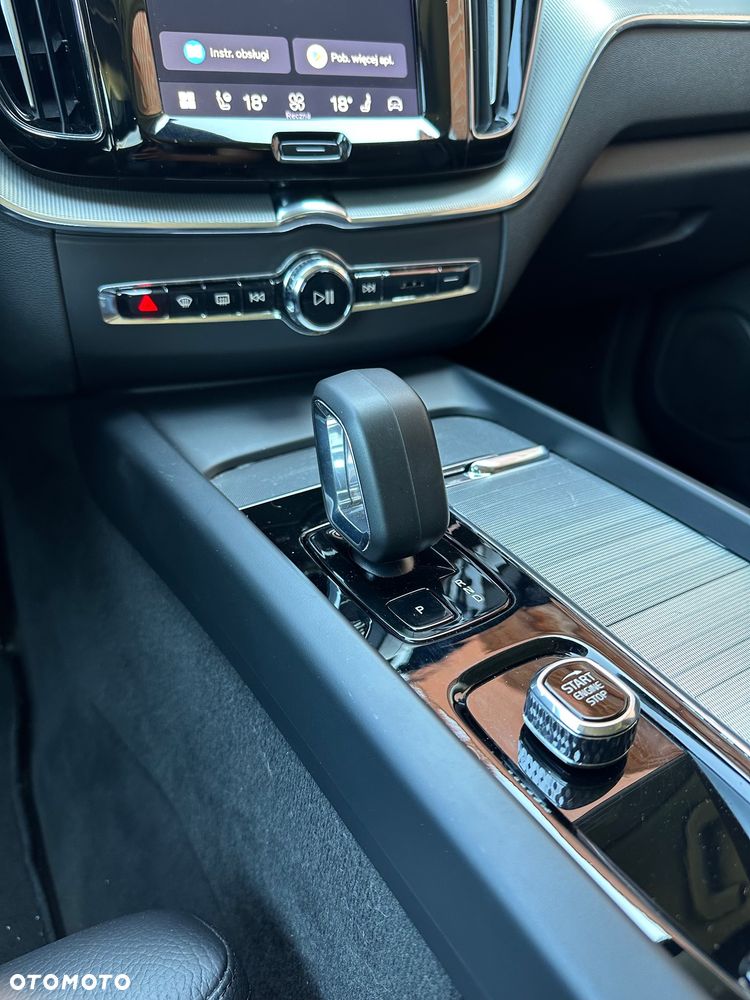Volvo XC 60 B5 B AWD Plus Dark - 18