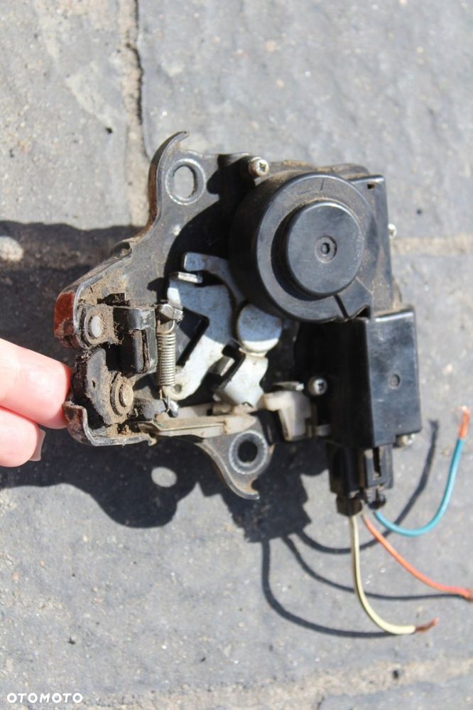 ZAMEK TYLNEJ KLAPY TOYOTA AVENSIS T25 SEDAN - 2