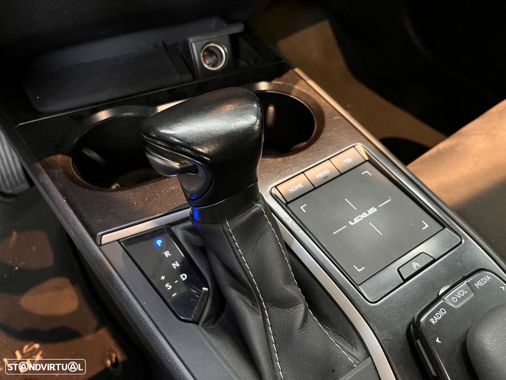 Lexus UX 250h Business - 33