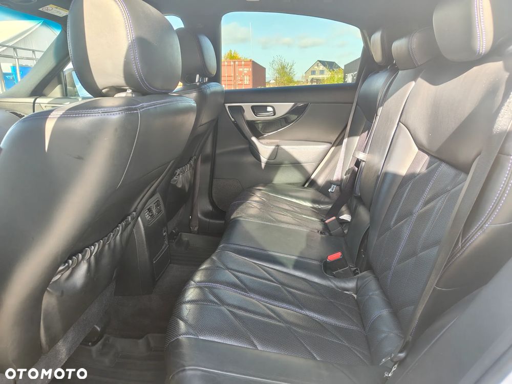 Infiniti Q70 - 11