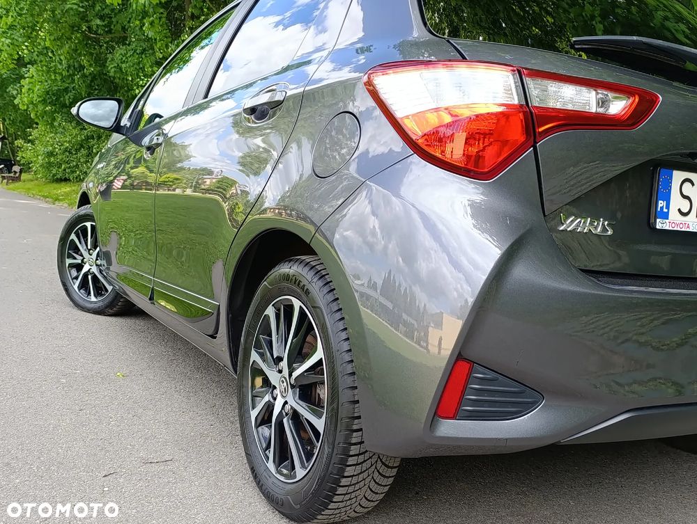 Toyota Yaris Hybrid 100 Premium - 32