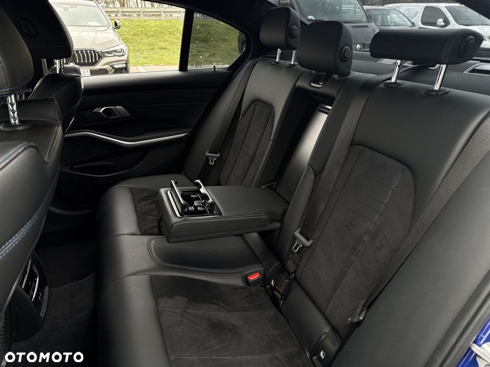 BMW Seria 3 320d xDrive - 23