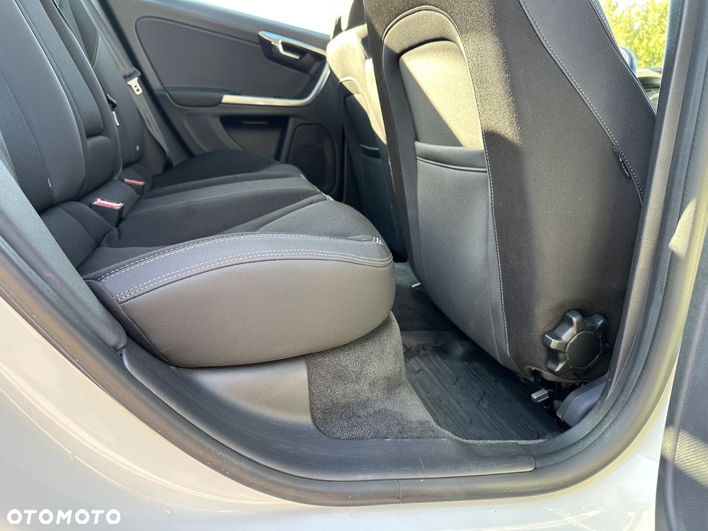 Volvo S60 D5 AWD Momentum - 25