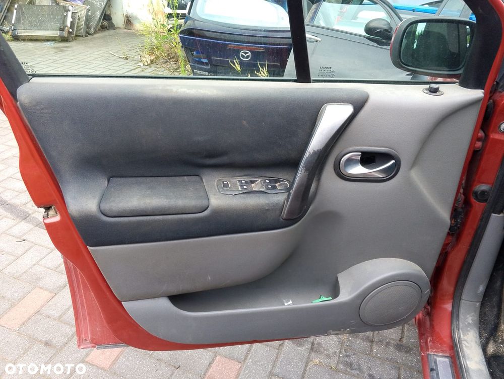 Renault Megane Grand Scenic II (03-06r.) 2.0B 134KM. Silnik F4R 770 ; F4R 771  Skrzynia ND0 015  Lakier TEB76 .Cały na części. GWARANCJA !!!  Przód Tył Zestaw Komplet Drzwi Klapa Zderzak Błotnik Maska Grill Atrapa Szyba Pas Lampa Lusterko Boczki Fotel Kanapa Kokpit Deska Rozdzielcza Przełącznik Włącznik Sterownik Przewody Wiązka Instalacja Moduł Komputer Czujnik Listwa Pompa Alternator Wtryski Głowica Rozrusznik Kompresor Sprzęgło Dwumas Silnik Skrzynia ABS Klimatyzacji Paliwa Wspomagania Kolektor Turbina Przepustnica Zawór Chłodnica Koło Hak Belka Sanki Zawieszenie Mcpherson Półoś Amortyzator Wydech Tłumik Zacisk Most - 9