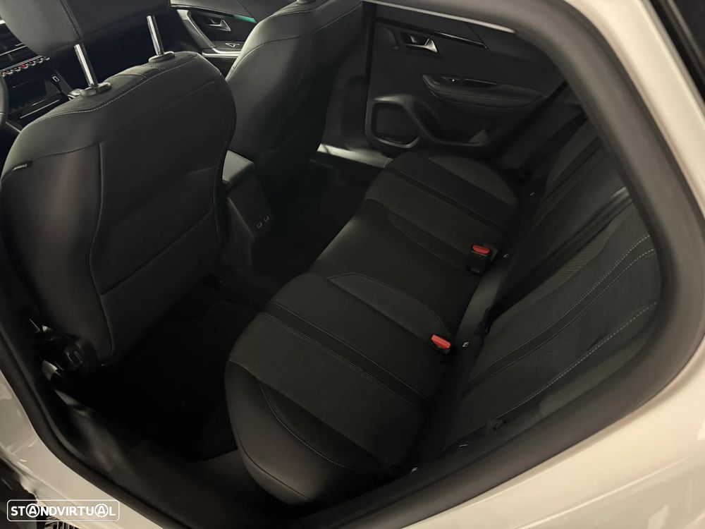 Peugeot 2008 1.2 PureTech Allure - 23
