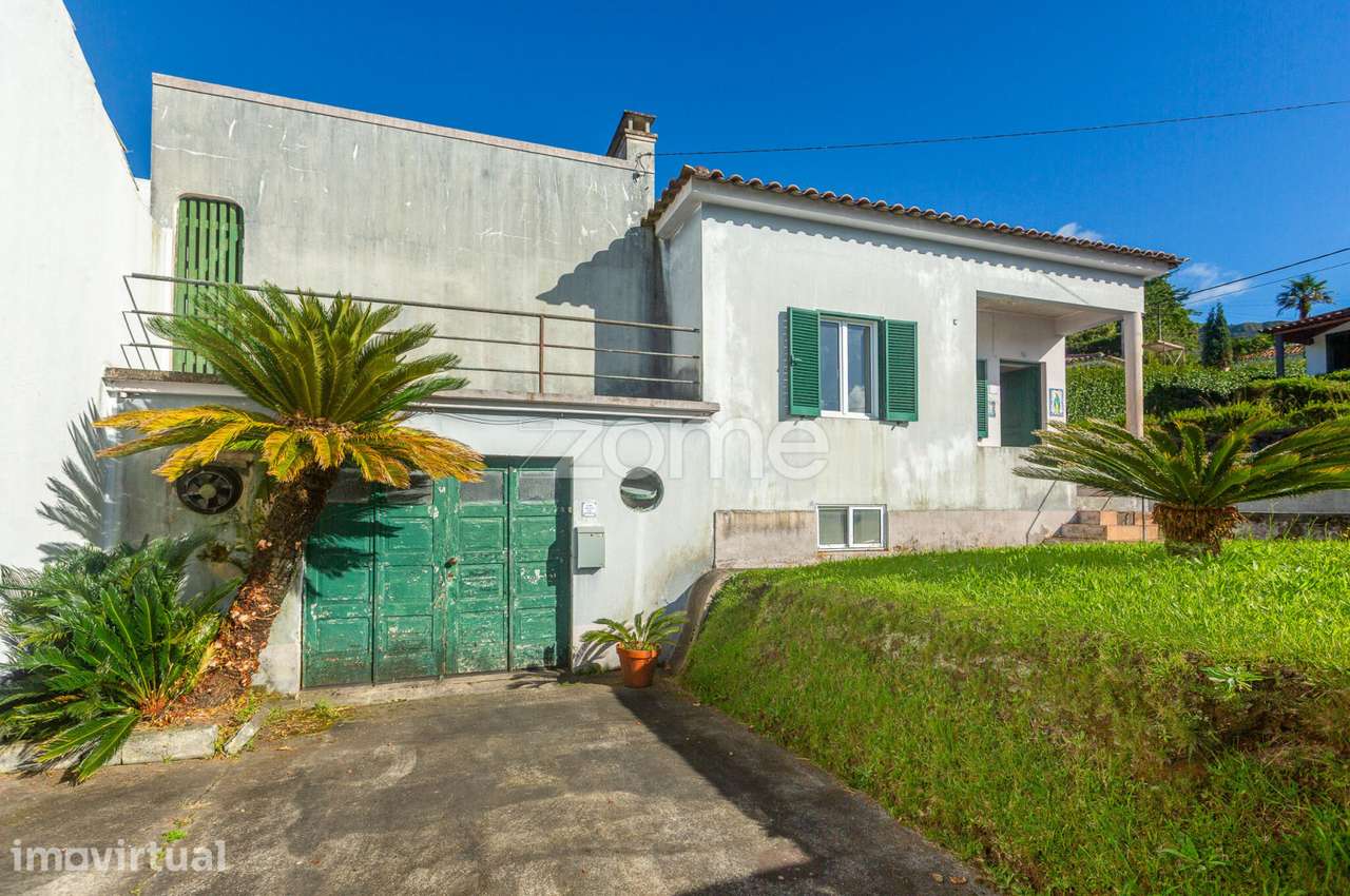 Moradia T1+2 com 2 entradas, Garagem, Terreno e Terraço nas Furnas - Grande imagem: 3/39