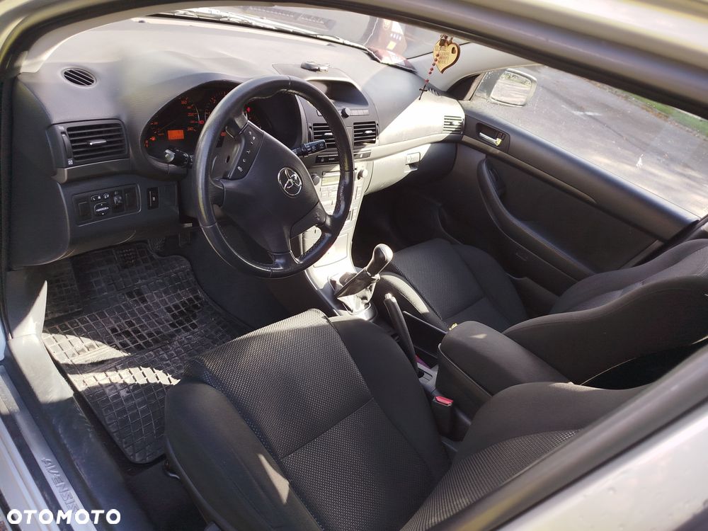 Toyota Avensis - 8