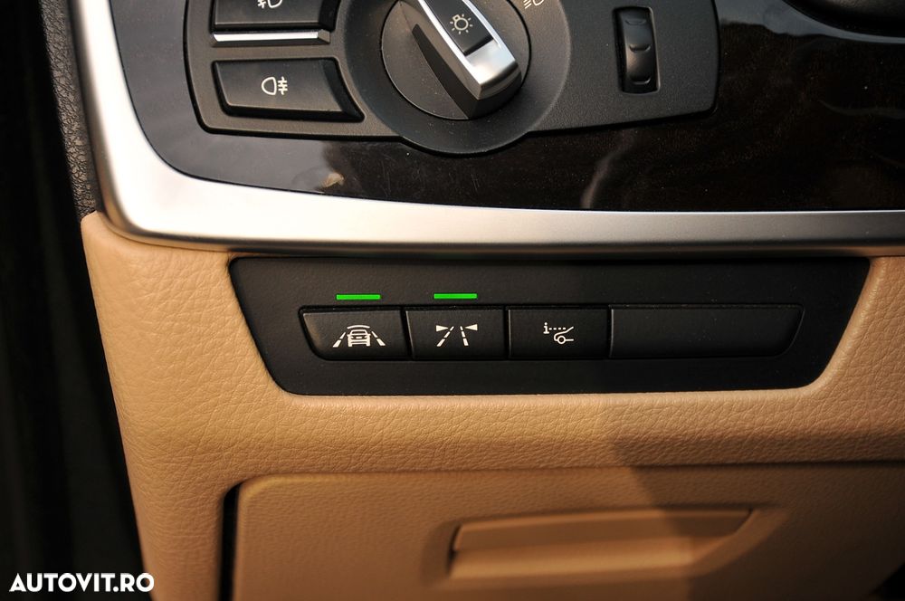 BMW Seria 5 525d xDrive - 28