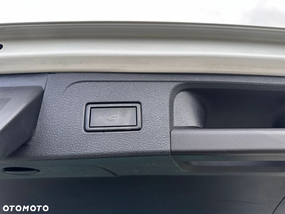 Volkswagen Passat Variant 2.0 TDI SCR 4Motion DSG Highline - 24