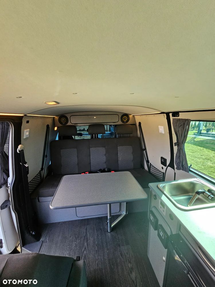 Volkswagen Caravelle - 10