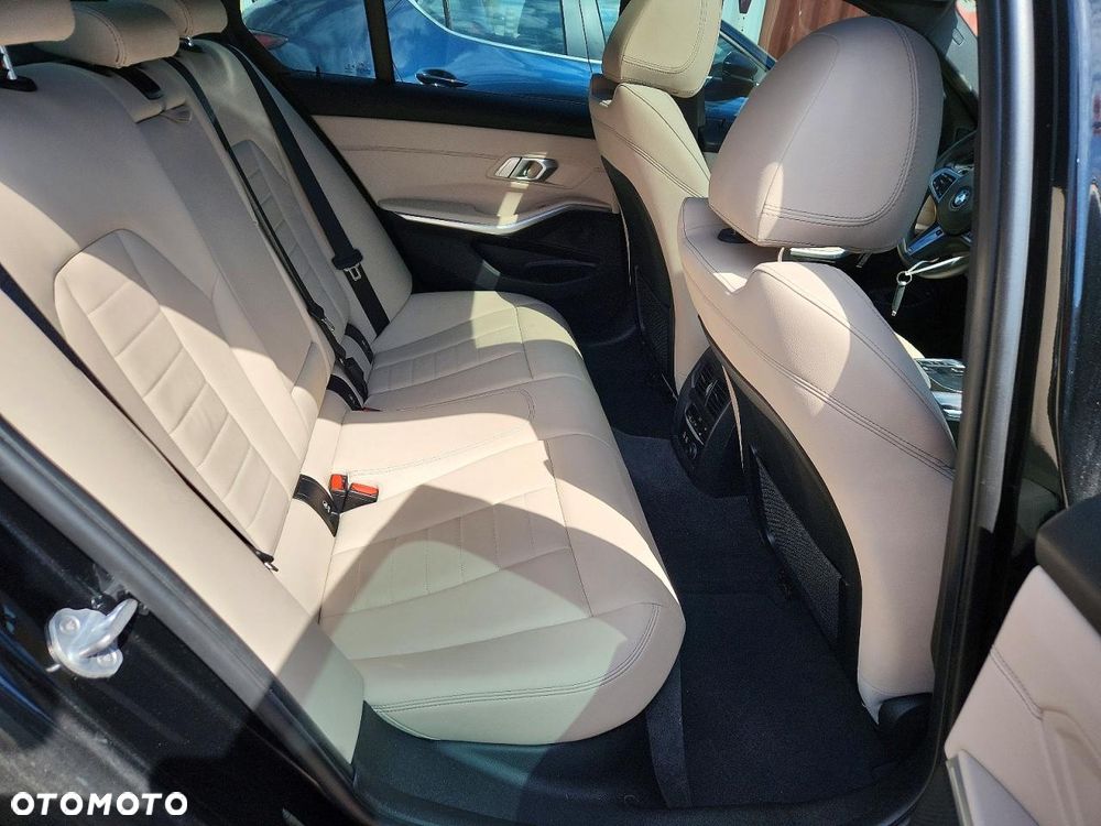 BMW Seria 3 330i xDrive M Sport - 10