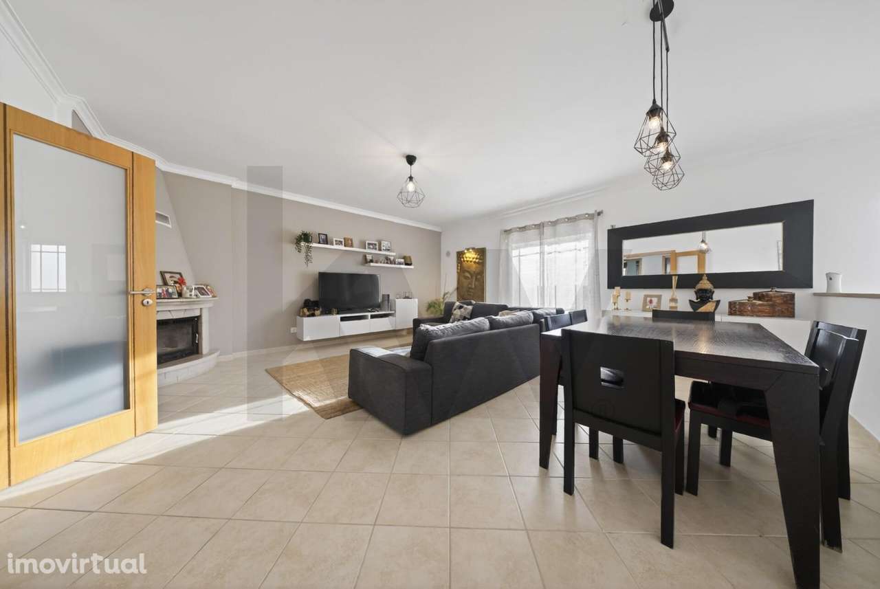 Moradia T3 Duplex com Suite, Closet e Terraço - Quinta do Conde - Grande imagem: 4/42