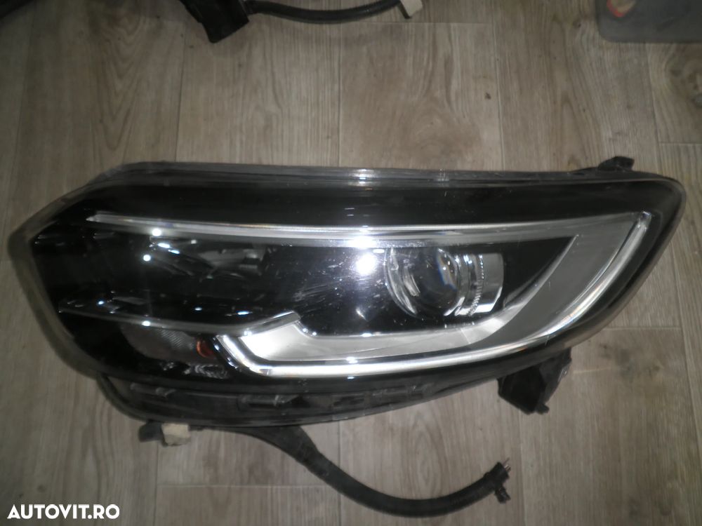 Far stanga xenon Renault Kadjar 2017 260606053R ( o ureche rupta )