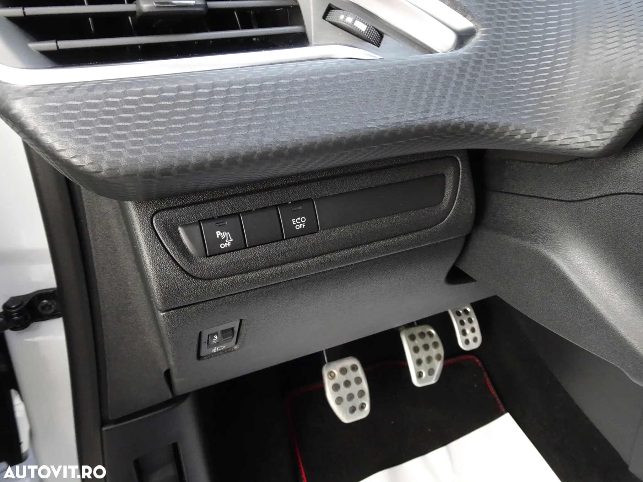 Peugeot 2008 1.2 L PureTech STT GT Line - 17