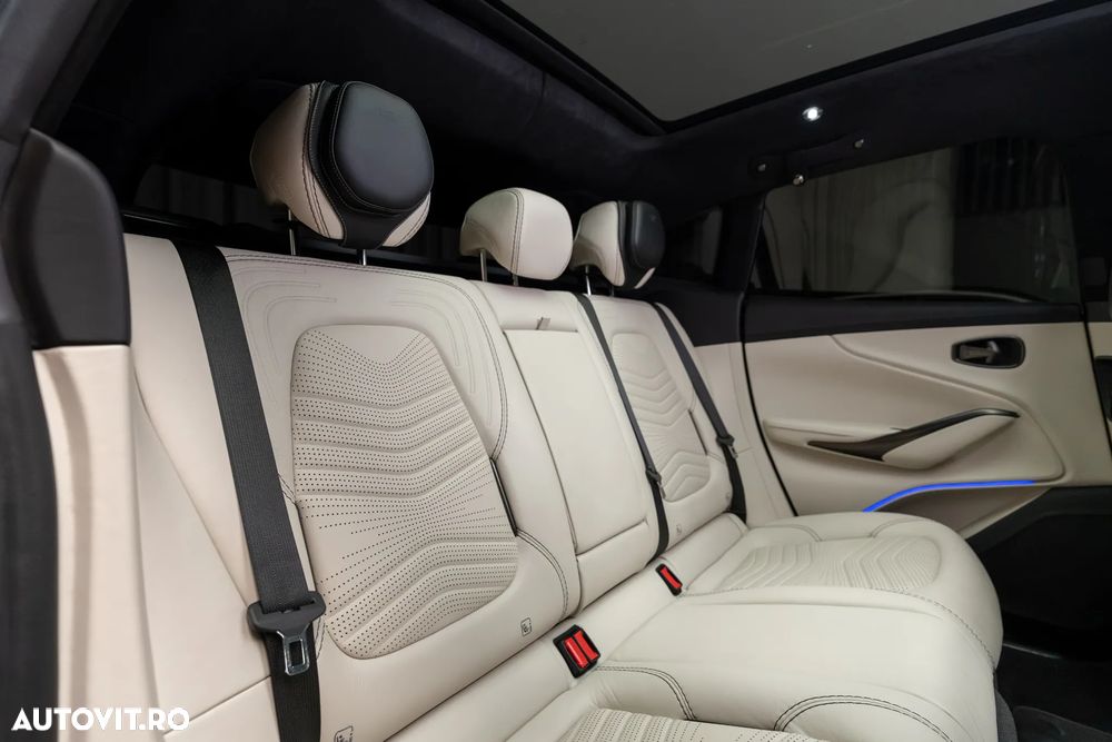 Aston Martin DBX - 32