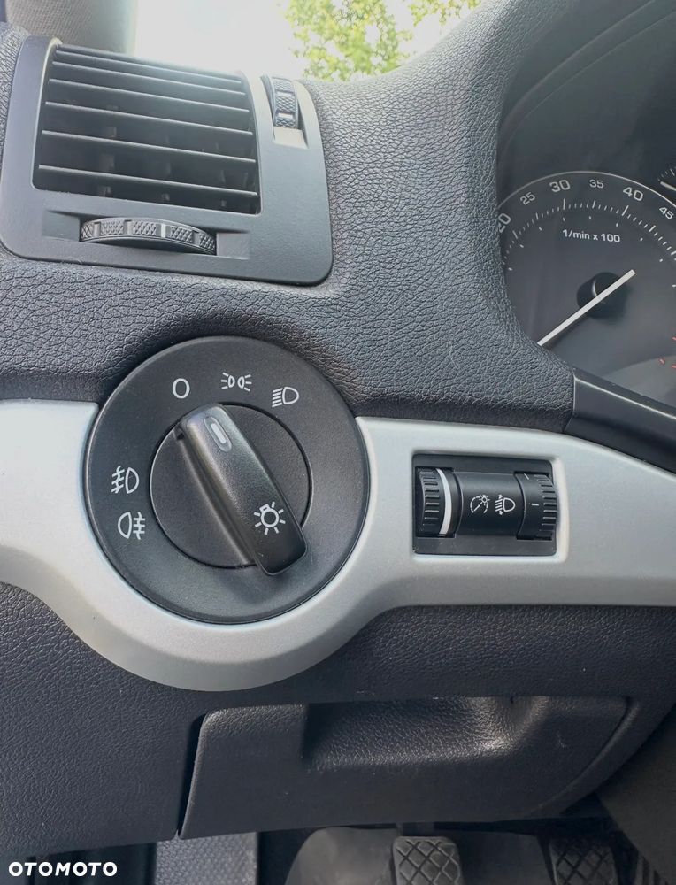 Skoda Octavia 1.6 Combi Ambiente - 20