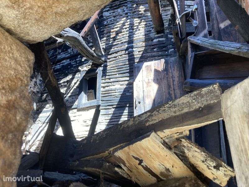Casa em pedra para reconstrução em Avões - Lamego - Grande imagem: 4/8