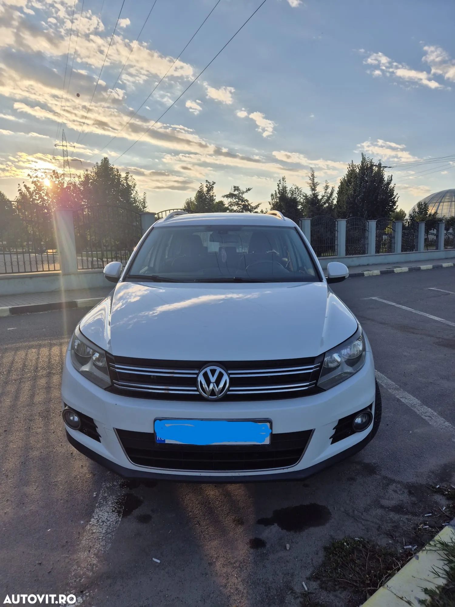 Volkswagen Tiguan - 1
