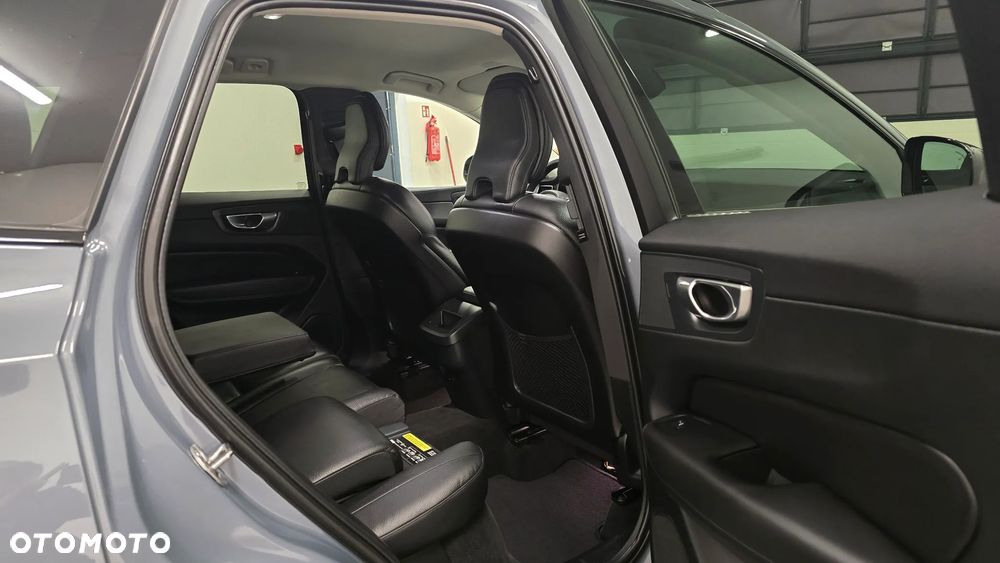 Volvo XC 60 B4 D Plus Dark - 30