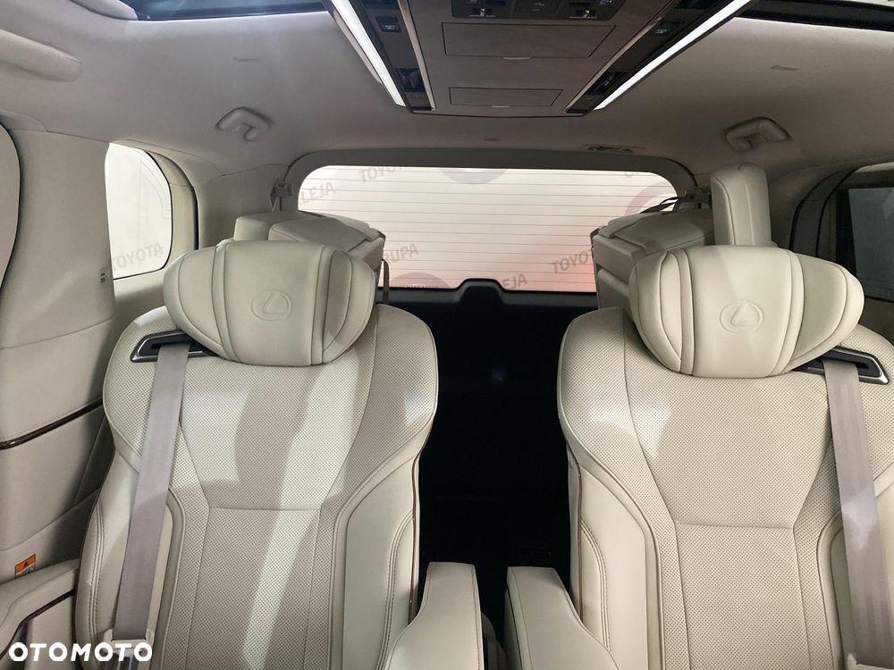 Lexus LM - 12