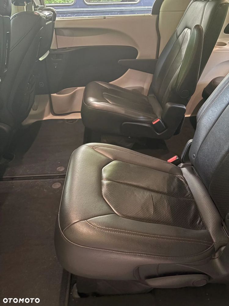 Chrysler Pacifica - 16