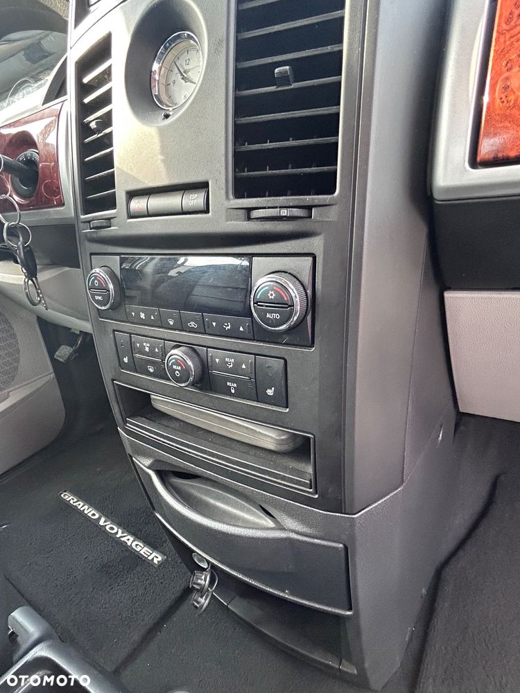Chrysler Grand Voyager - 30