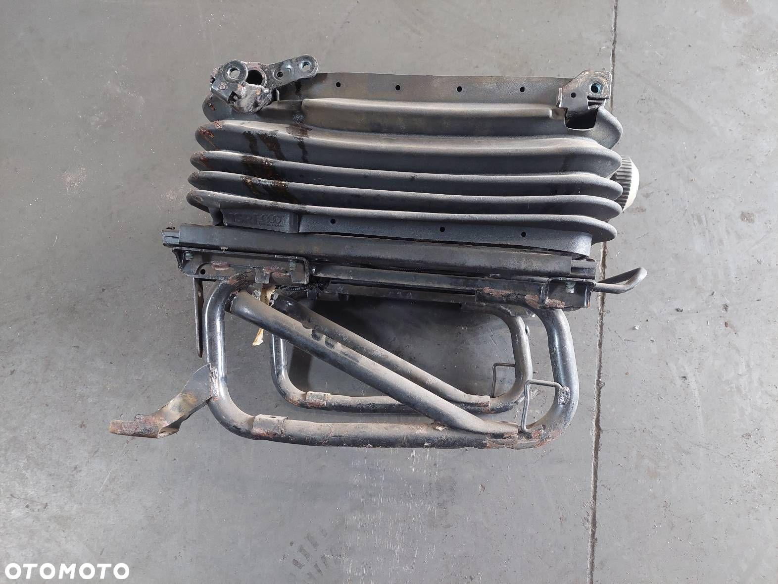 PODSTAWA FOTELA LEWY PRZÓD KIEROWCY IVECO DAILY IV LIFT 19- - 3