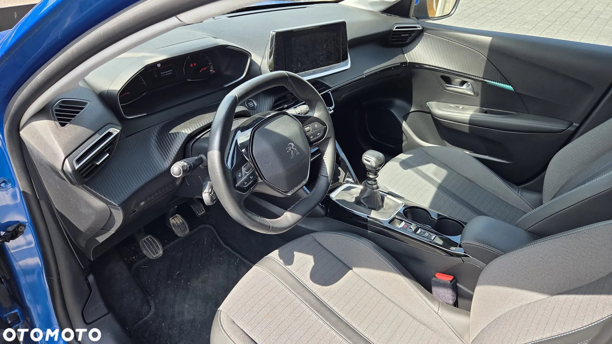 Peugeot 208 - 8
