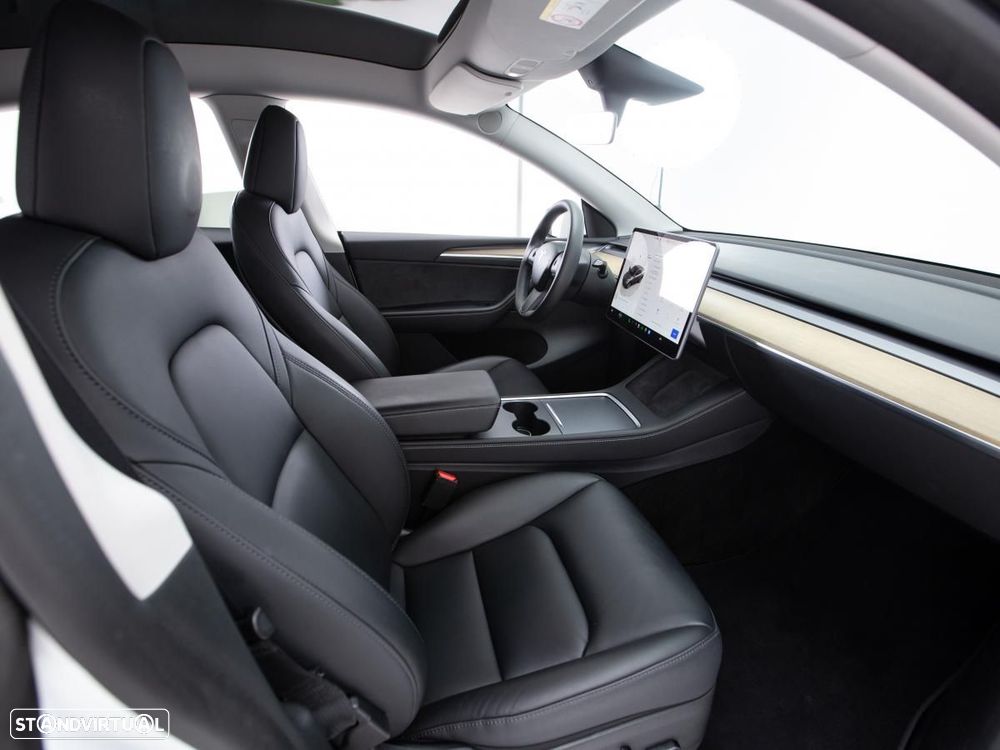 Tesla Model Y Long Range Dual Motor AWD — fotografia 10