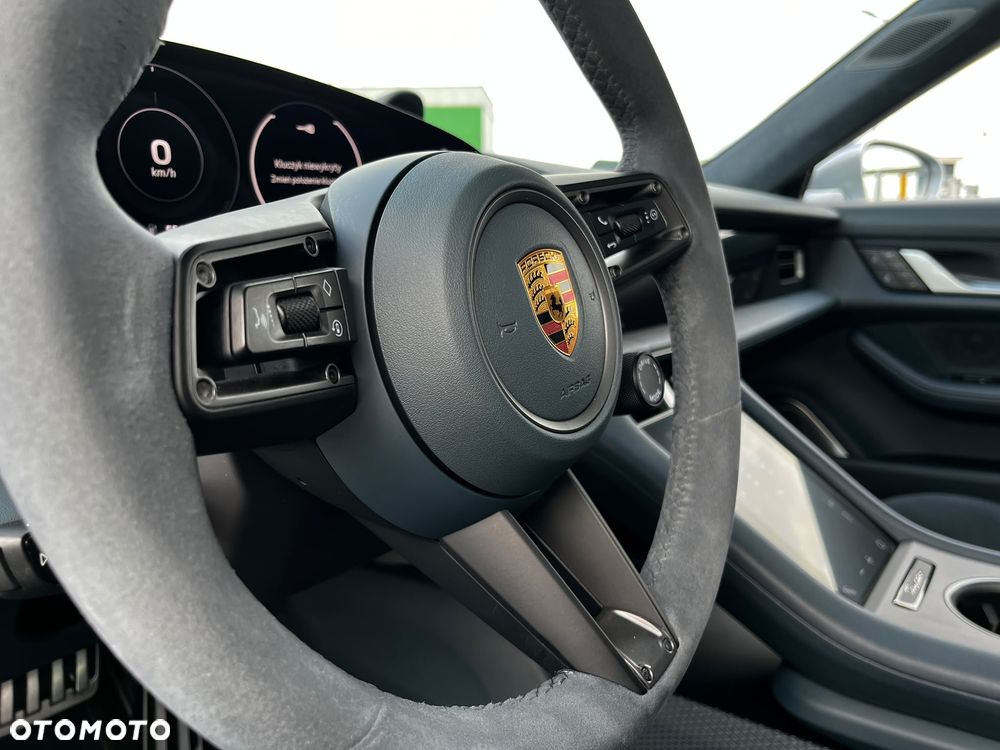 Porsche Taycan Turbo S - 28