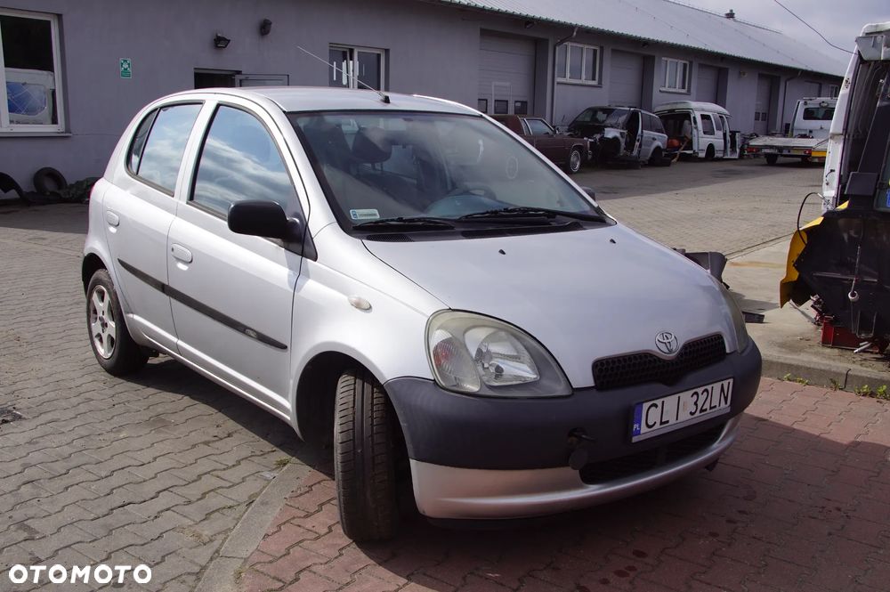 Auto na części - Toyota Yaris I 5D HB 1.0 VVTi 68 KM 1SZ-FE MTM 199 2001R Silnik Skrzynia Zderzak Maska Klapa Drzwi Szyba Klamka Deska Kokpit Sterownik Moduł Wyświetlacz - 1
