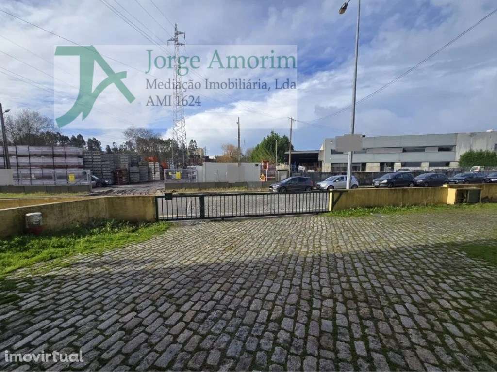 Armazém na Maia 950 m2 - 2 frentes . Fácil acesso às principais via... - Grande imagem: 3/4