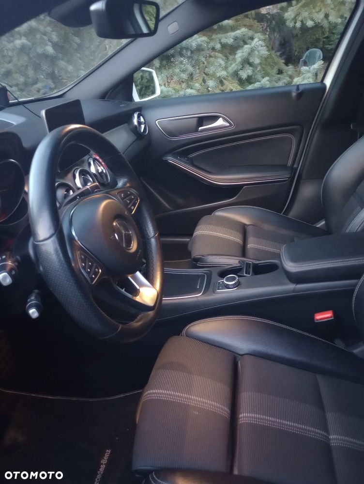Mercedes-Benz GLA 200 7G-DCT - 12