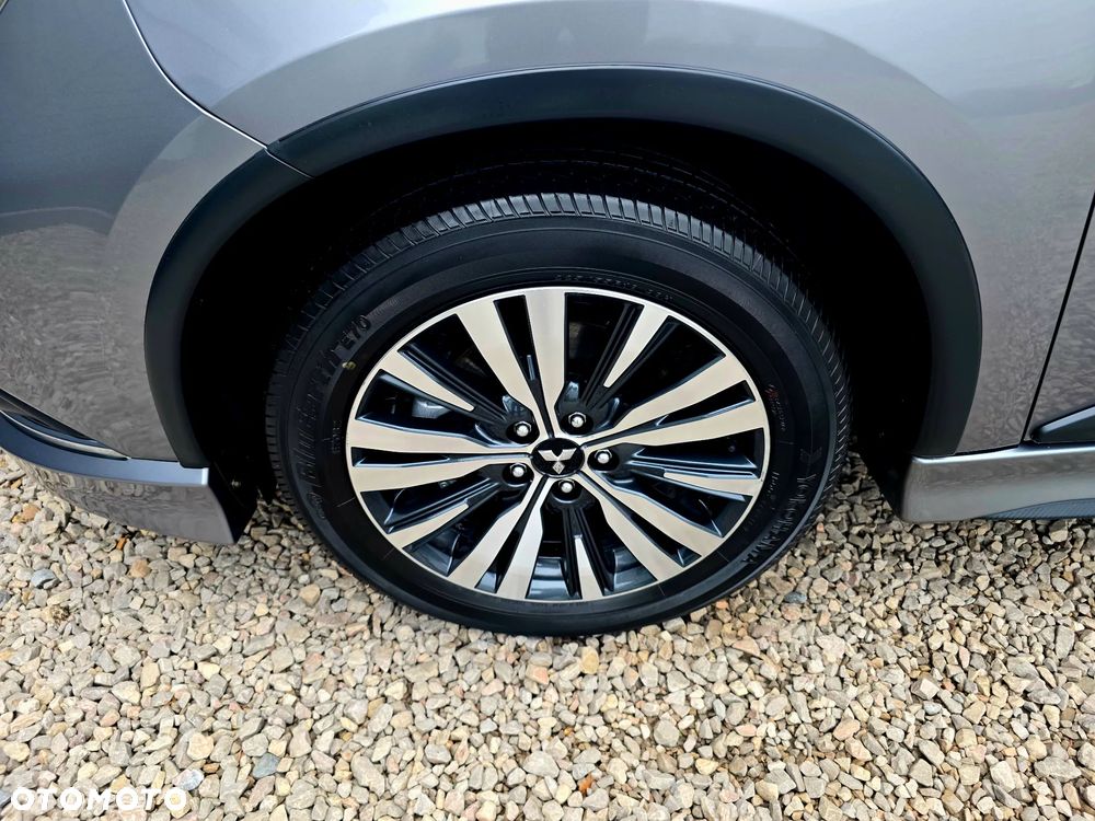 Mitsubishi Outlander 2.0 Instyle + 4WD CVT - 31
