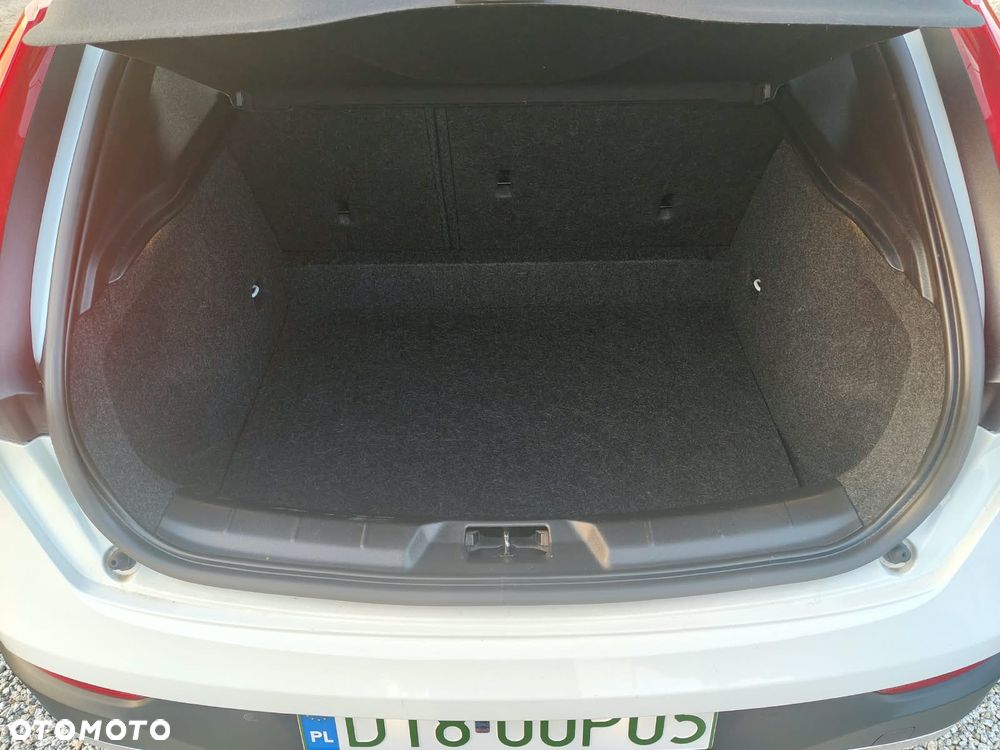 Volvo V40 Cross Country - 36