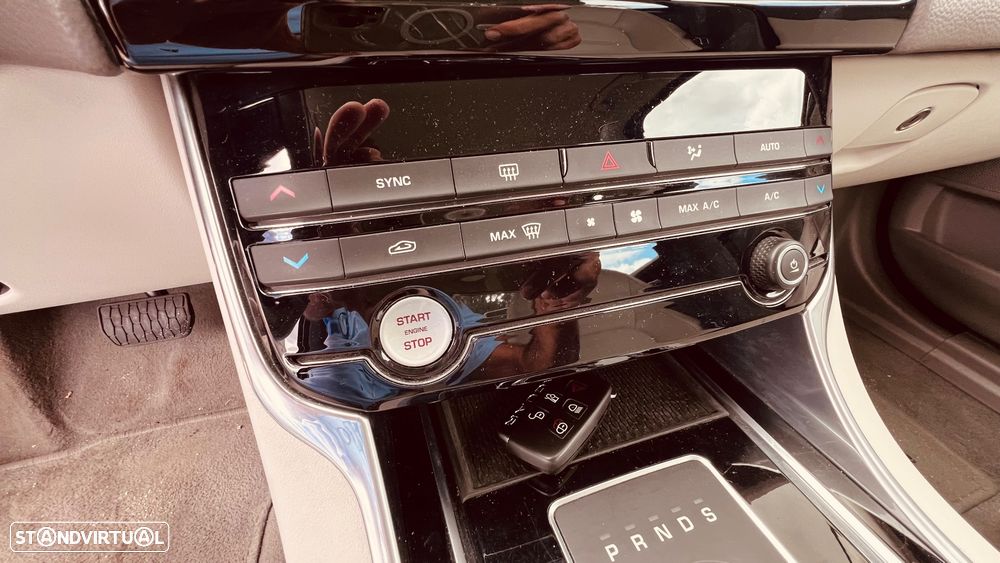 Jaguar XE - 25