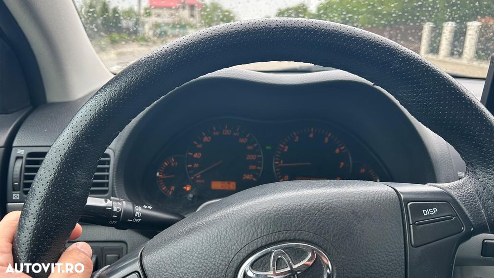 Toyota Avensis 1.6 Sedan Luna - 15