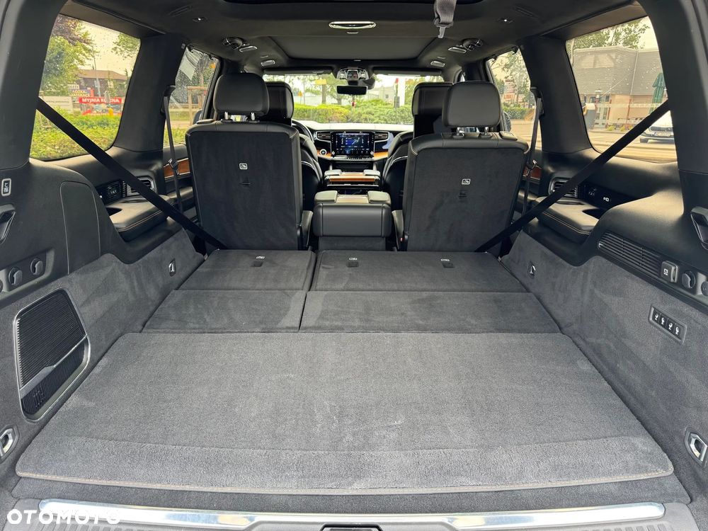 Jeep Grand Wagoneer - 23