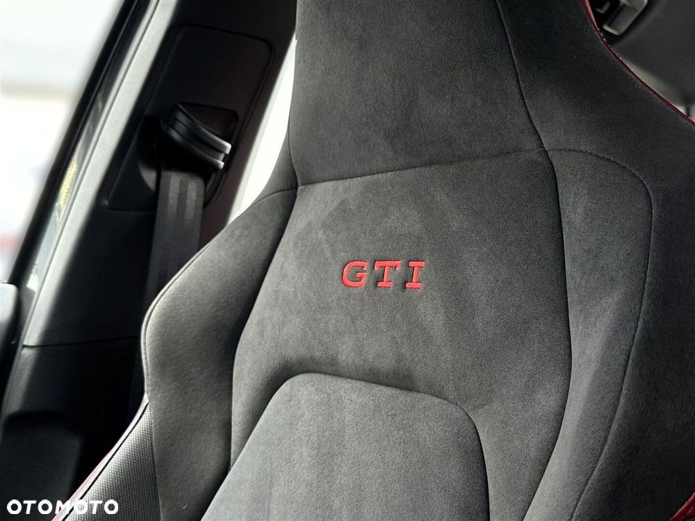 Volkswagen Golf - 33