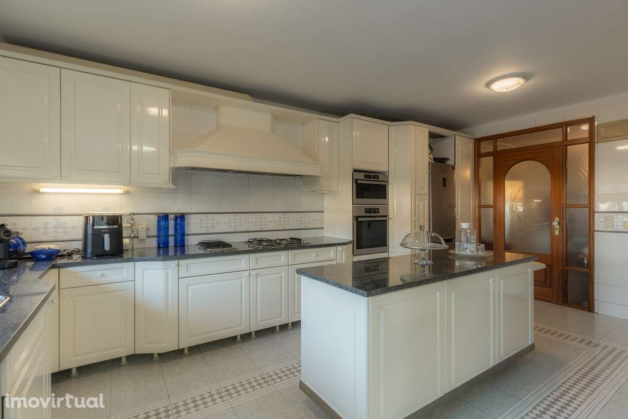 Moradia T6, RENOVADA, junto ao Centro da Cidade - Grande imagem: 5/34