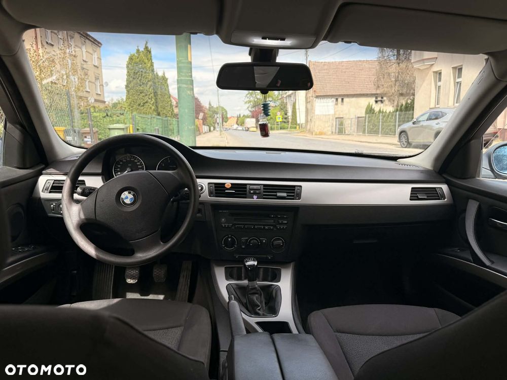 BMW Seria 3 318i - 4