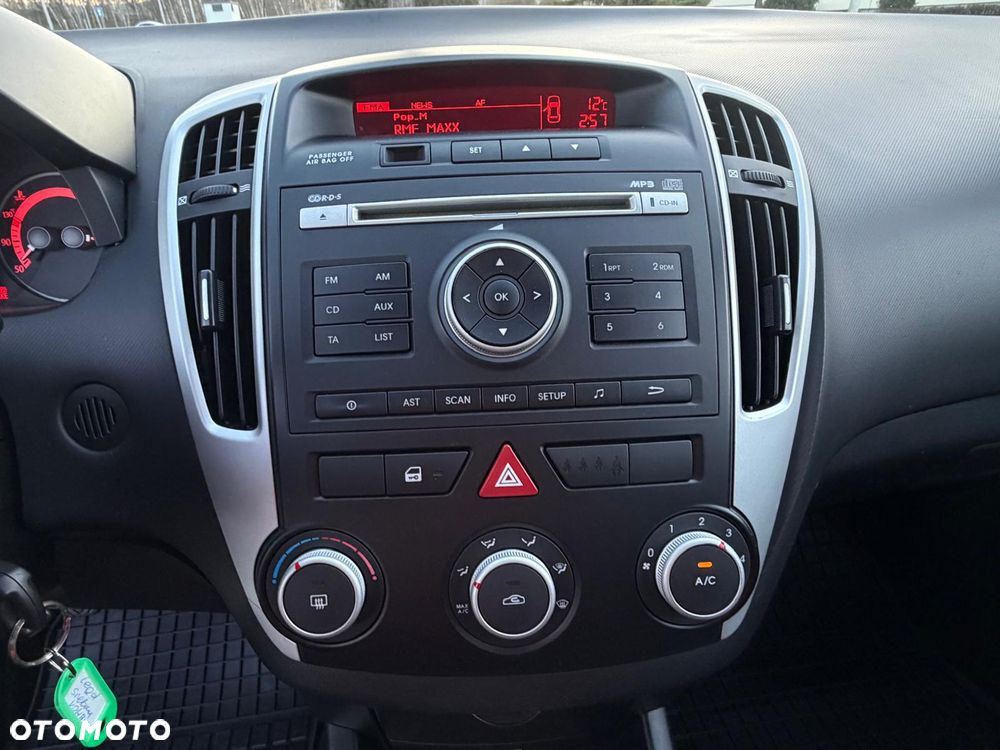 Kia Ceed 1.6 CRDi 90 Vision - 32