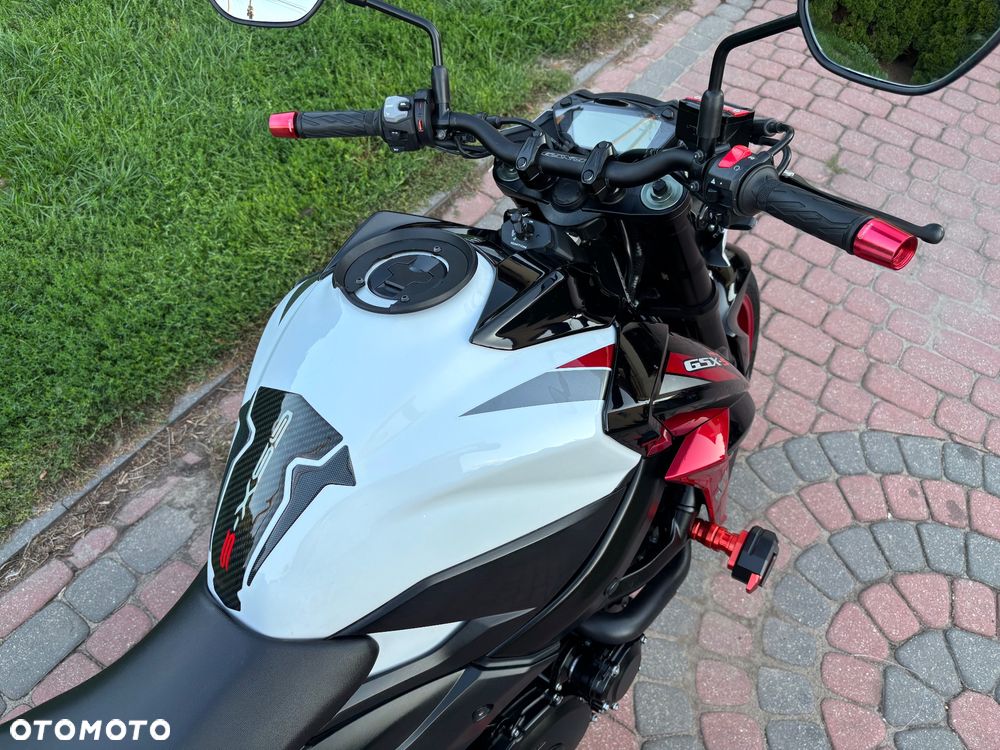 Suzuki GSX - 16