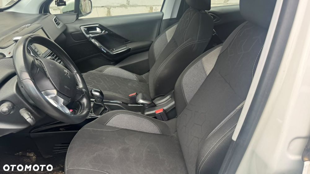 Peugeot 2008 1.5 BlueHDi Allure S&S - 16
